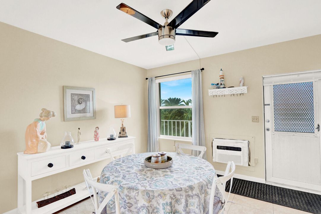 For Sale: $325,000 (1 beds, 1 baths, 854 Square Feet)