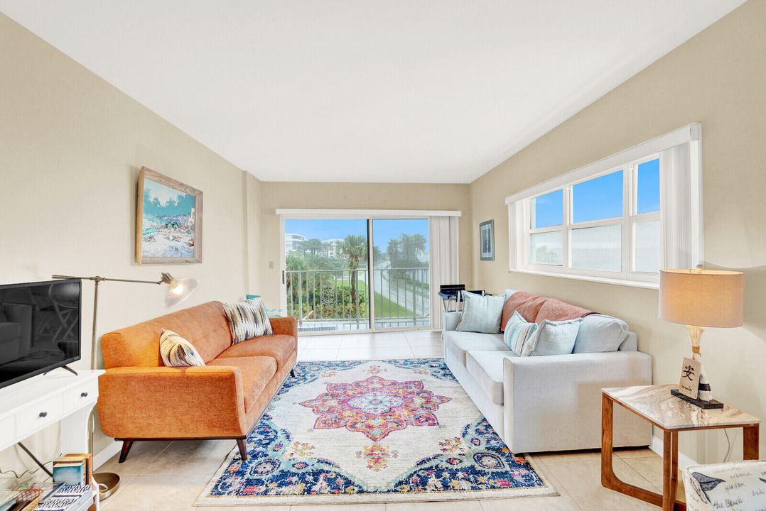 For Sale: $325,000 (1 beds, 1 baths, 854 Square Feet)