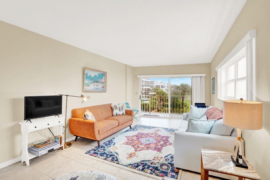 For Sale: $325,000 (1 beds, 1 baths, 854 Square Feet)