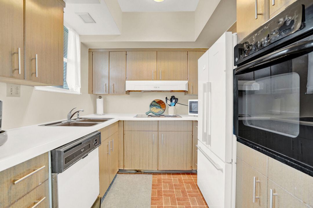 For Sale: $325,000 (1 beds, 1 baths, 854 Square Feet)