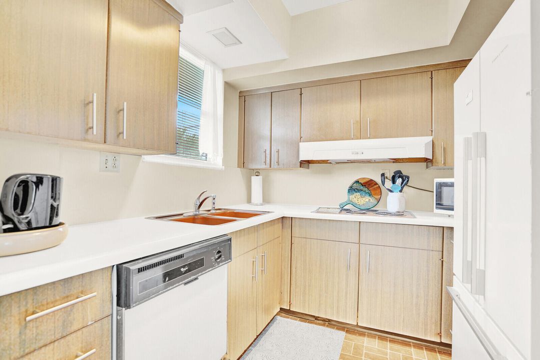 For Sale: $325,000 (1 beds, 1 baths, 854 Square Feet)