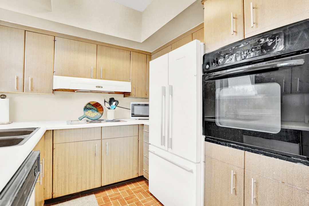 For Sale: $325,000 (1 beds, 1 baths, 854 Square Feet)
