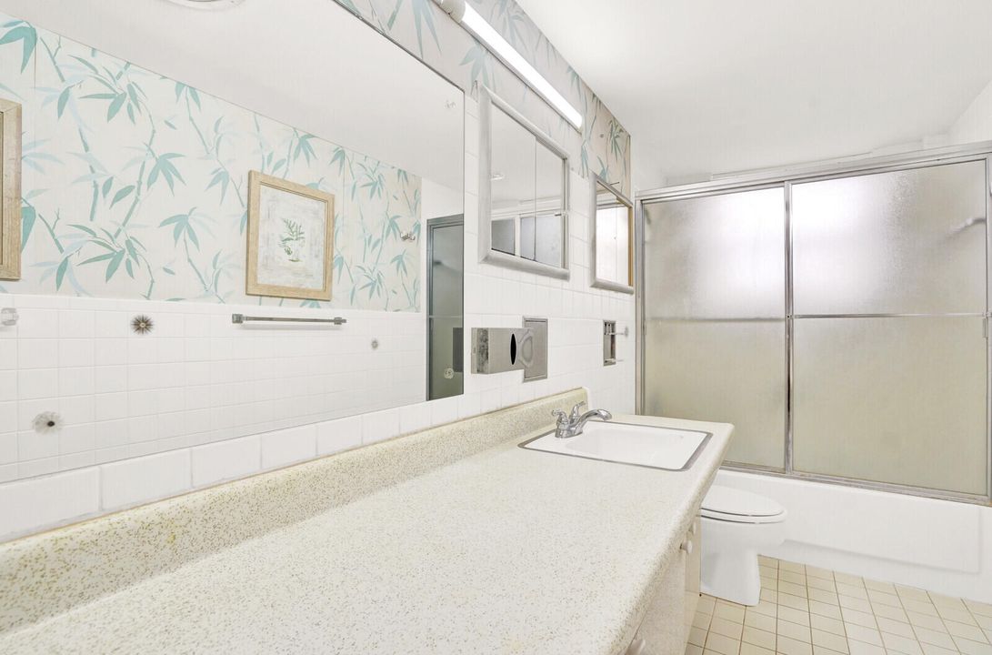 For Sale: $325,000 (1 beds, 1 baths, 854 Square Feet)