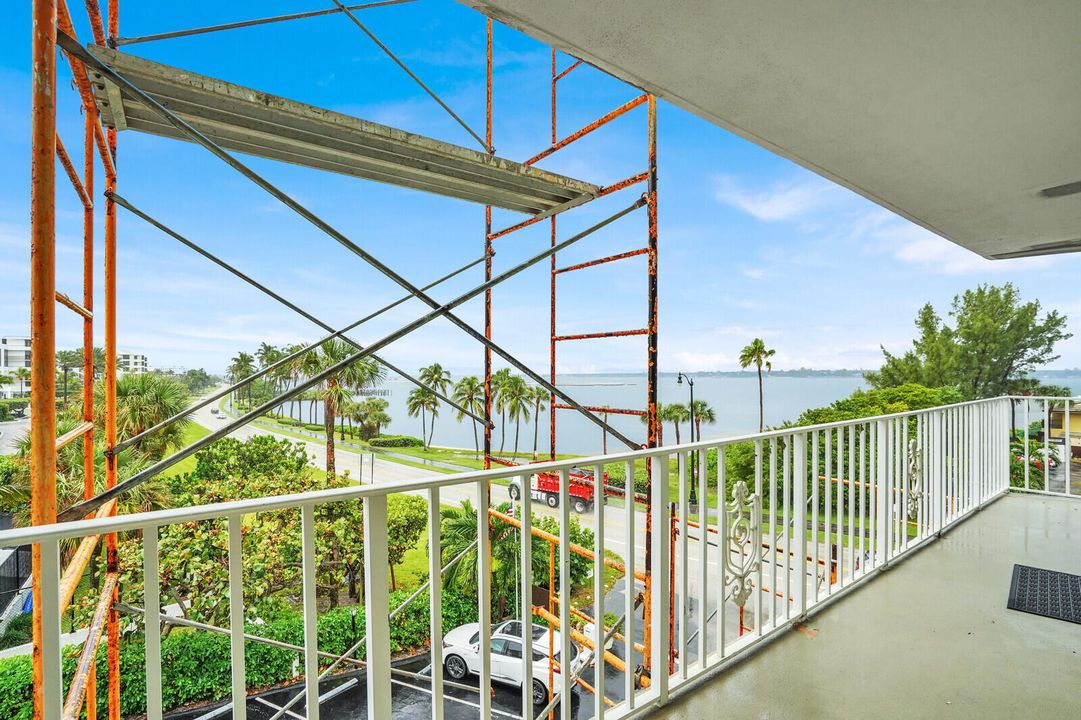 For Sale: $325,000 (1 beds, 1 baths, 854 Square Feet)