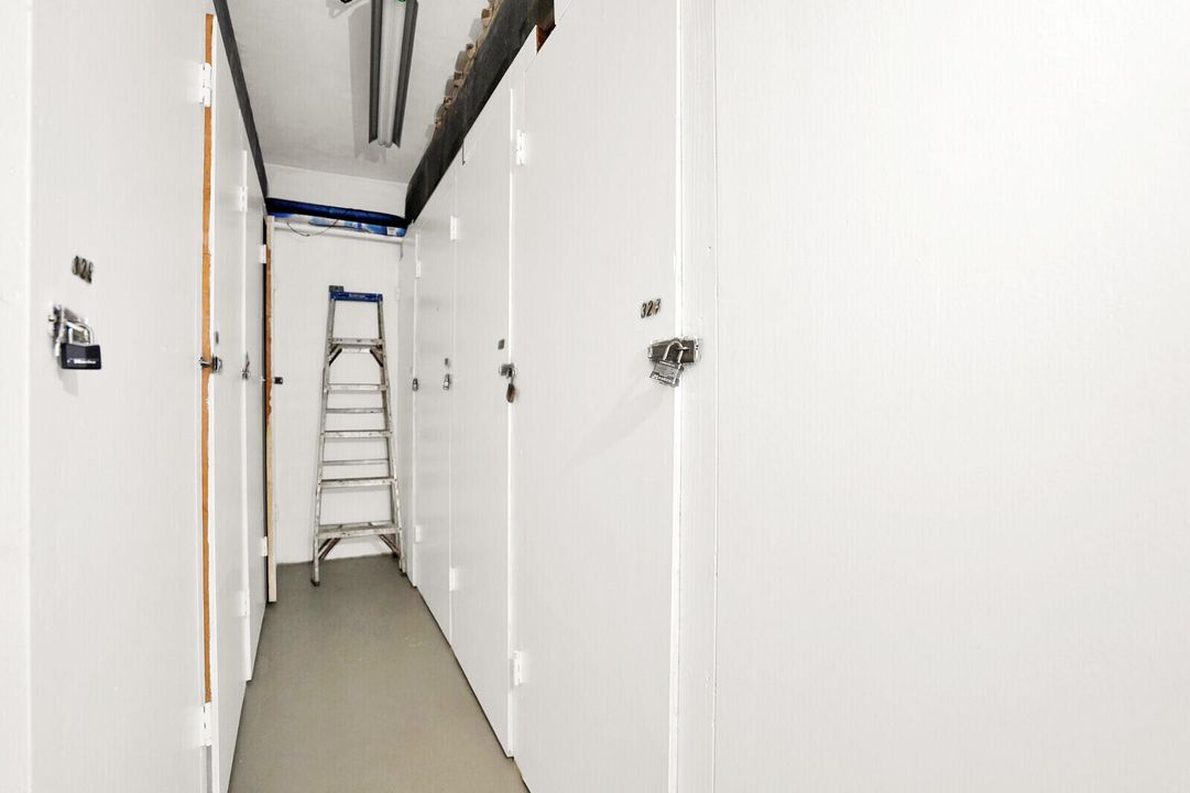 For Sale: $325,000 (1 beds, 1 baths, 854 Square Feet)