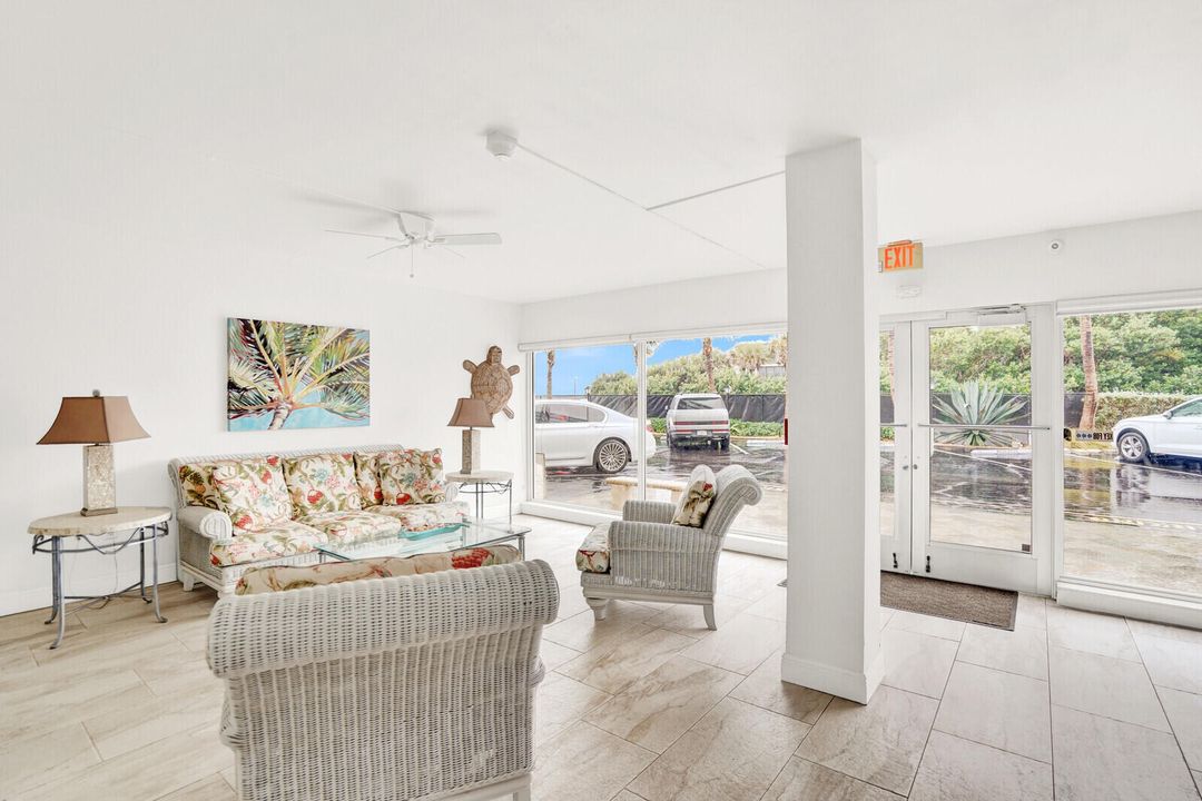 For Sale: $325,000 (1 beds, 1 baths, 854 Square Feet)