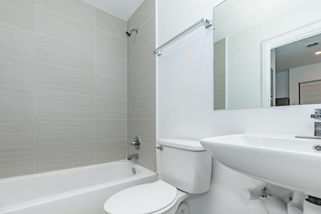 Active With Contract: $1,875 (0 beds, 1 baths, 444 Square Feet)