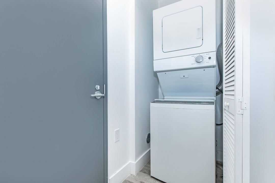 Active With Contract: $1,875 (0 beds, 1 baths, 444 Square Feet)