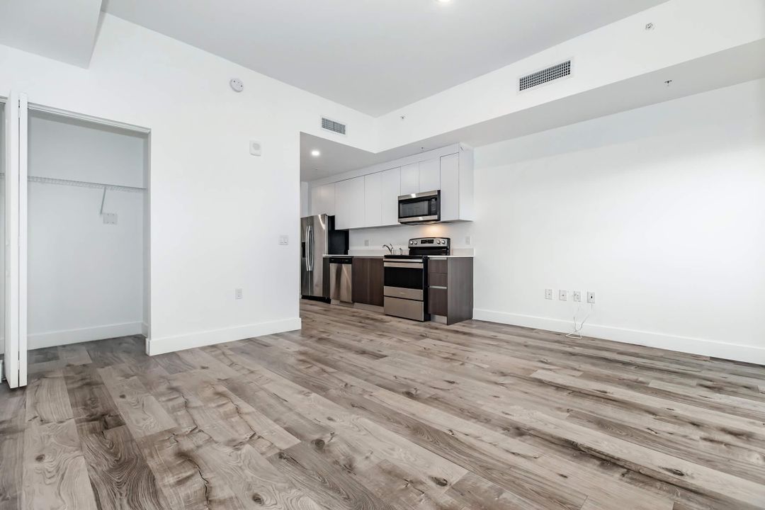 Active With Contract: $1,875 (0 beds, 1 baths, 444 Square Feet)