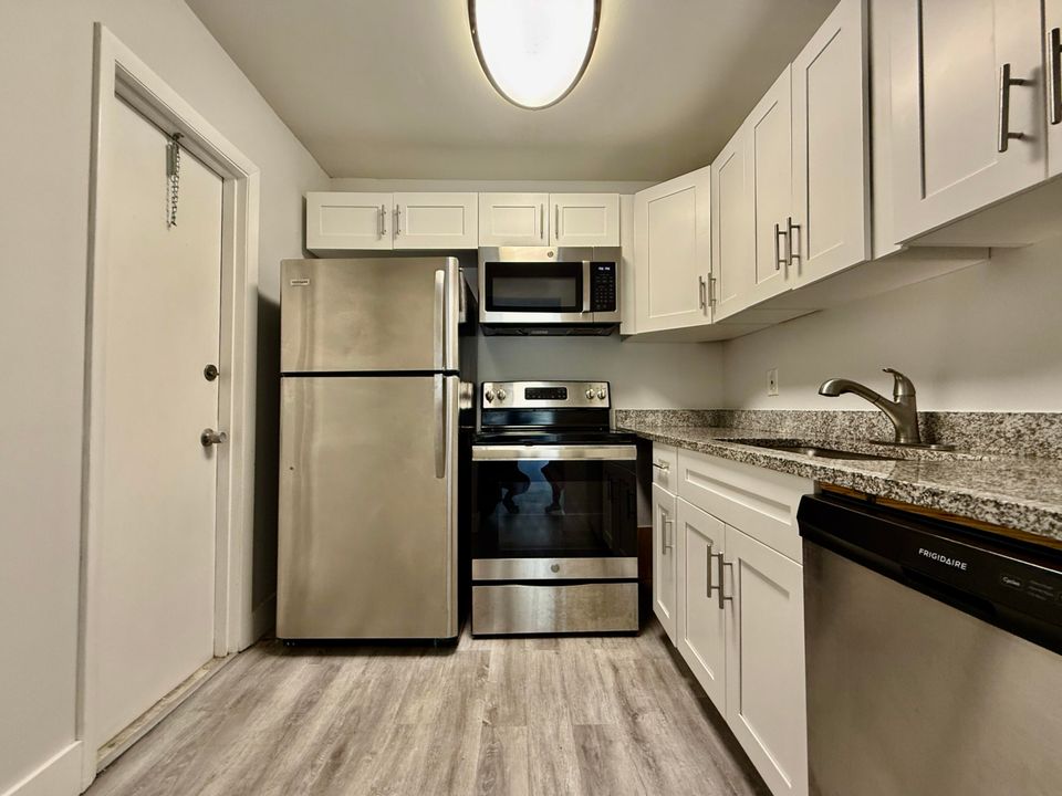 For Rent: $1,900 (2 beds, 2 baths, 847 Square Feet)