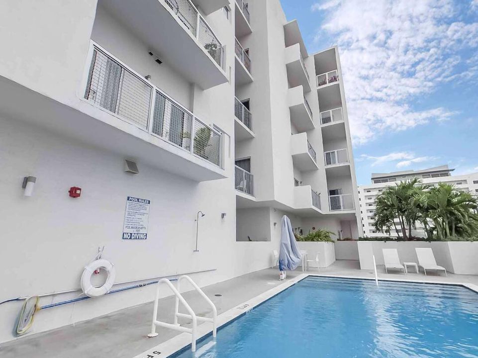 Active With Contract: $1,875 (0 beds, 1 baths, 444 Square Feet)