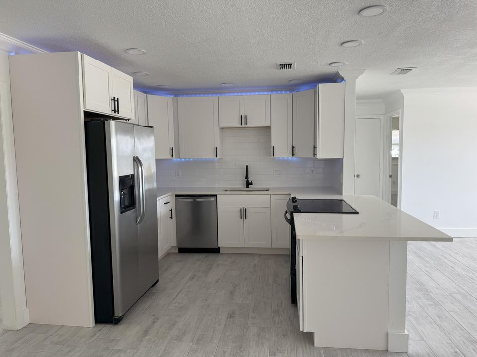 For Sale: $319,900 (2 beds, 2 baths, 1402 Square Feet)
