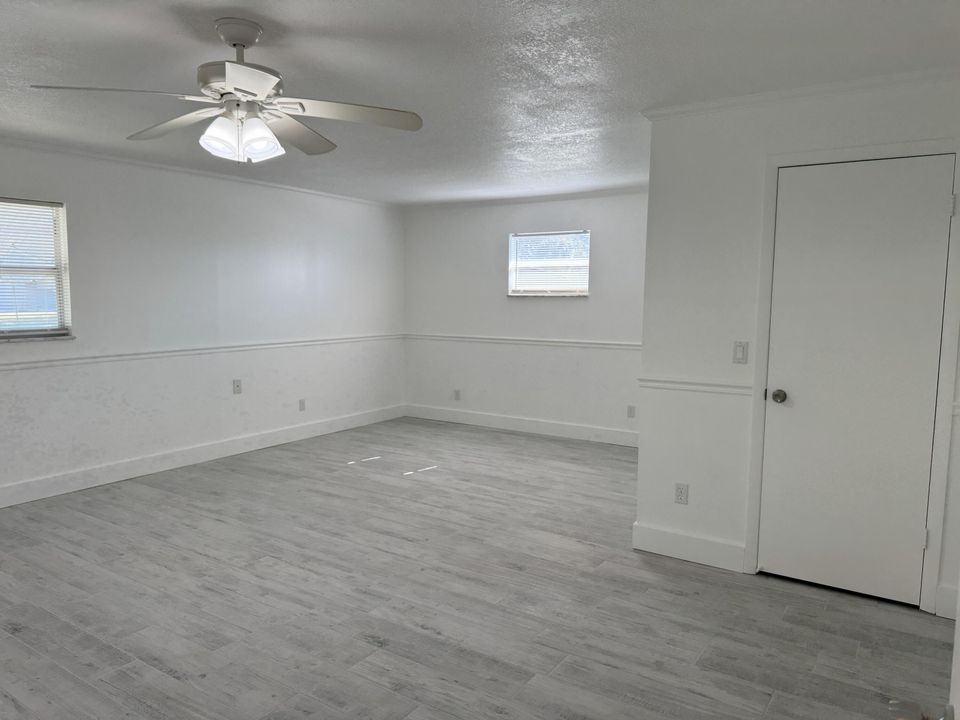 For Sale: $319,900 (2 beds, 2 baths, 1402 Square Feet)