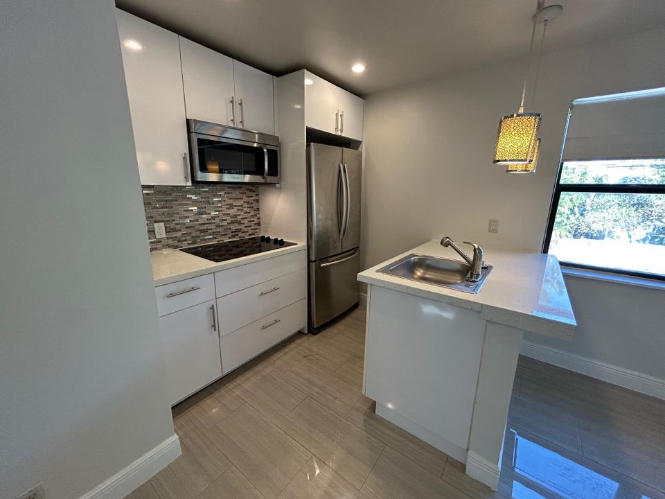 合同活跃: $1,785 (1 贝兹, 1 浴室, 440 平方英尺)