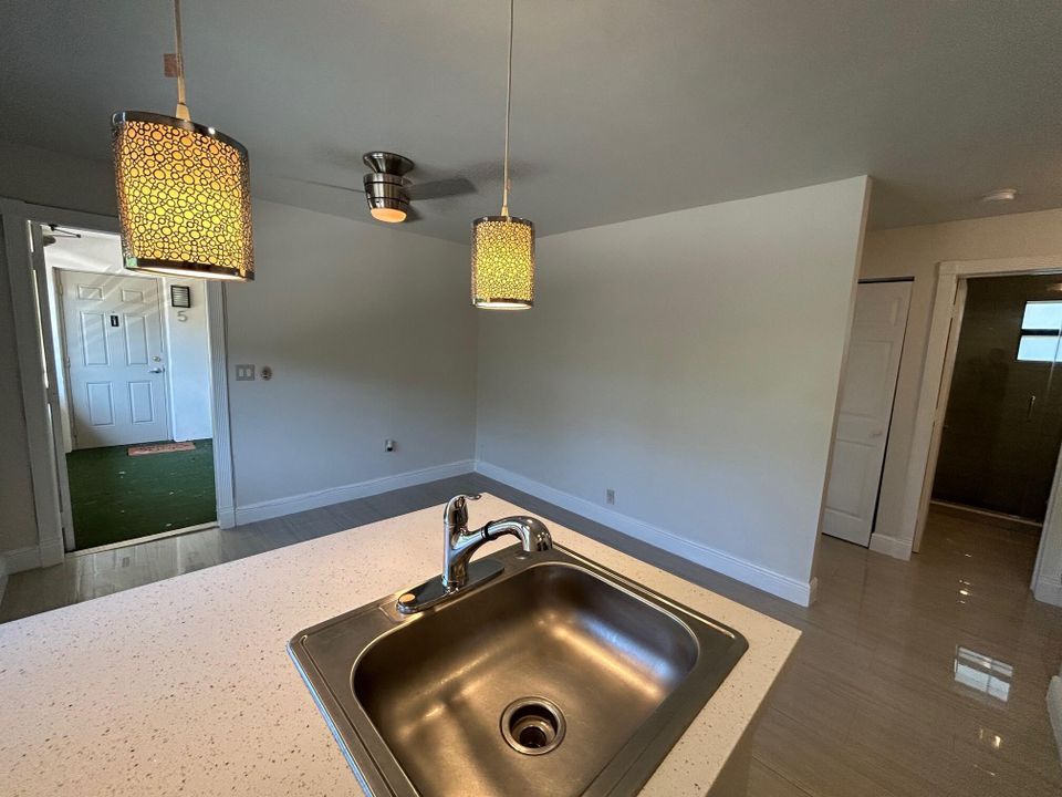 合同活跃: $1,785 (1 贝兹, 1 浴室, 440 平方英尺)