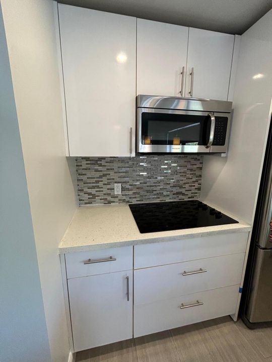 合同活跃: $1,785 (1 贝兹, 1 浴室, 440 平方英尺)