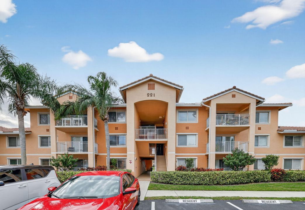 For Sale: $195,000 (2 beds, 2 baths, 960 Square Feet)