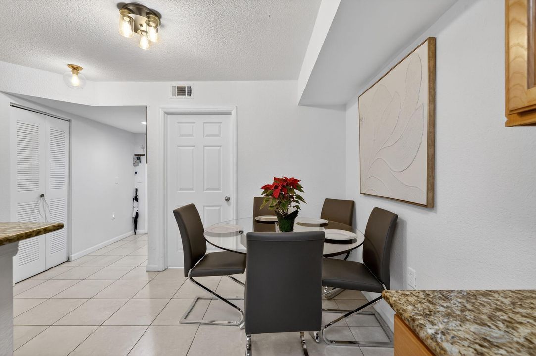 For Sale: $195,000 (2 beds, 2 baths, 960 Square Feet)