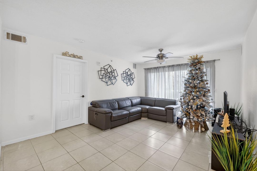 For Sale: $195,000 (2 beds, 2 baths, 960 Square Feet)