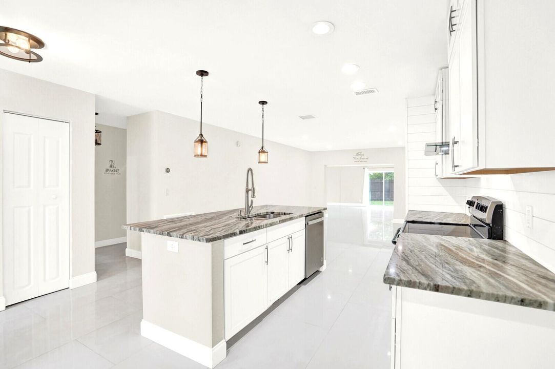 For Sale: $530,000 (4 beds, 3 baths, 1922 Square Feet)