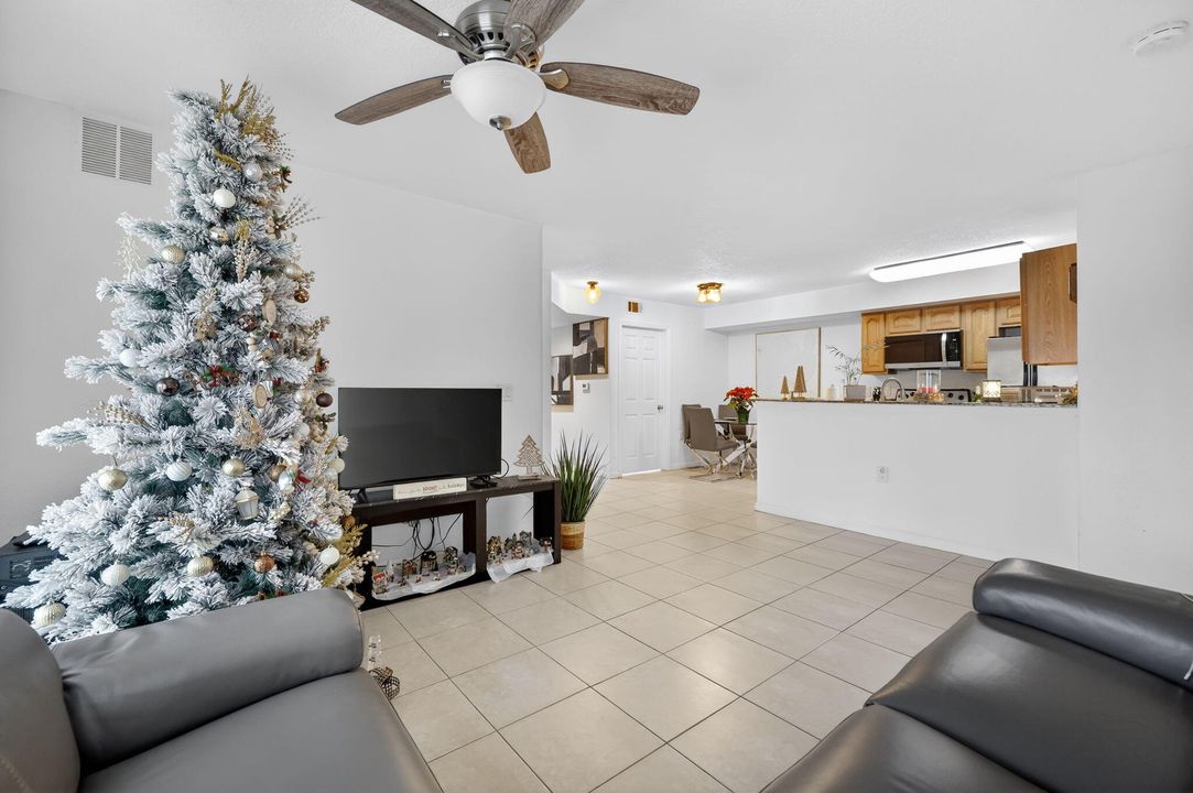 For Sale: $195,000 (2 beds, 2 baths, 960 Square Feet)