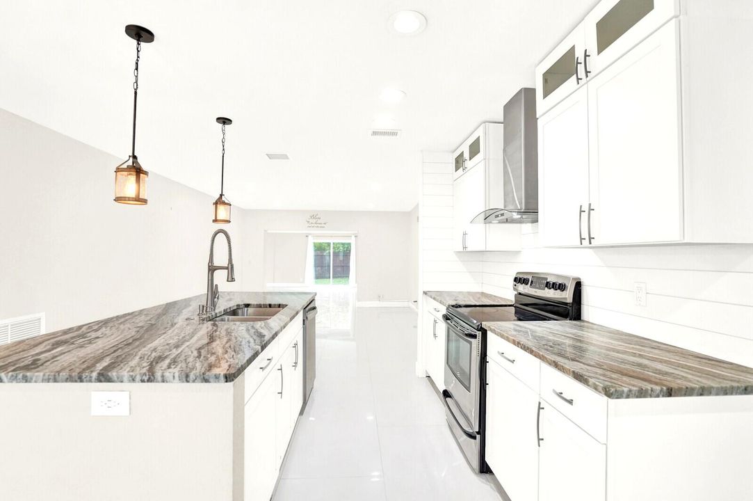 For Sale: $530,000 (4 beds, 3 baths, 1922 Square Feet)