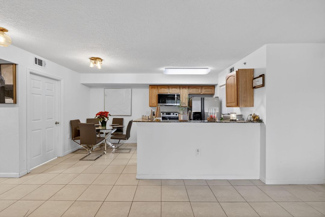 For Sale: $195,000 (2 beds, 2 baths, 960 Square Feet)