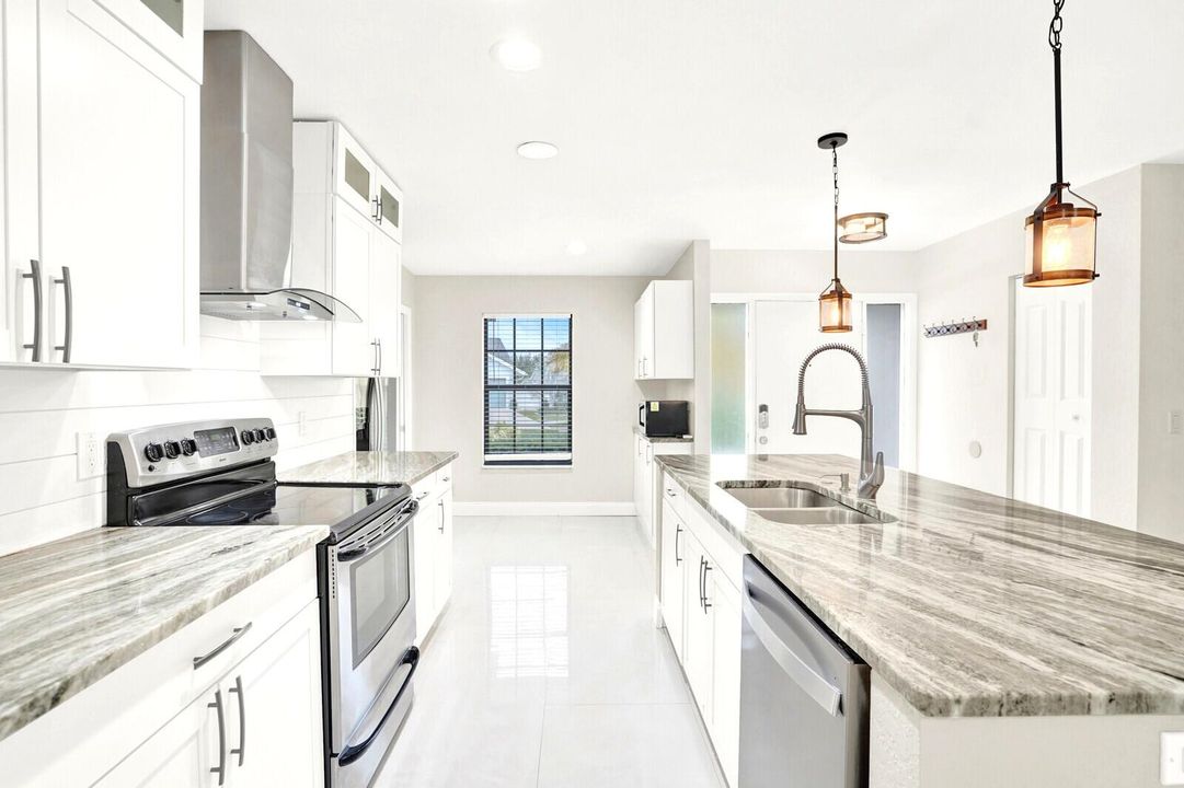 For Sale: $530,000 (4 beds, 3 baths, 1922 Square Feet)