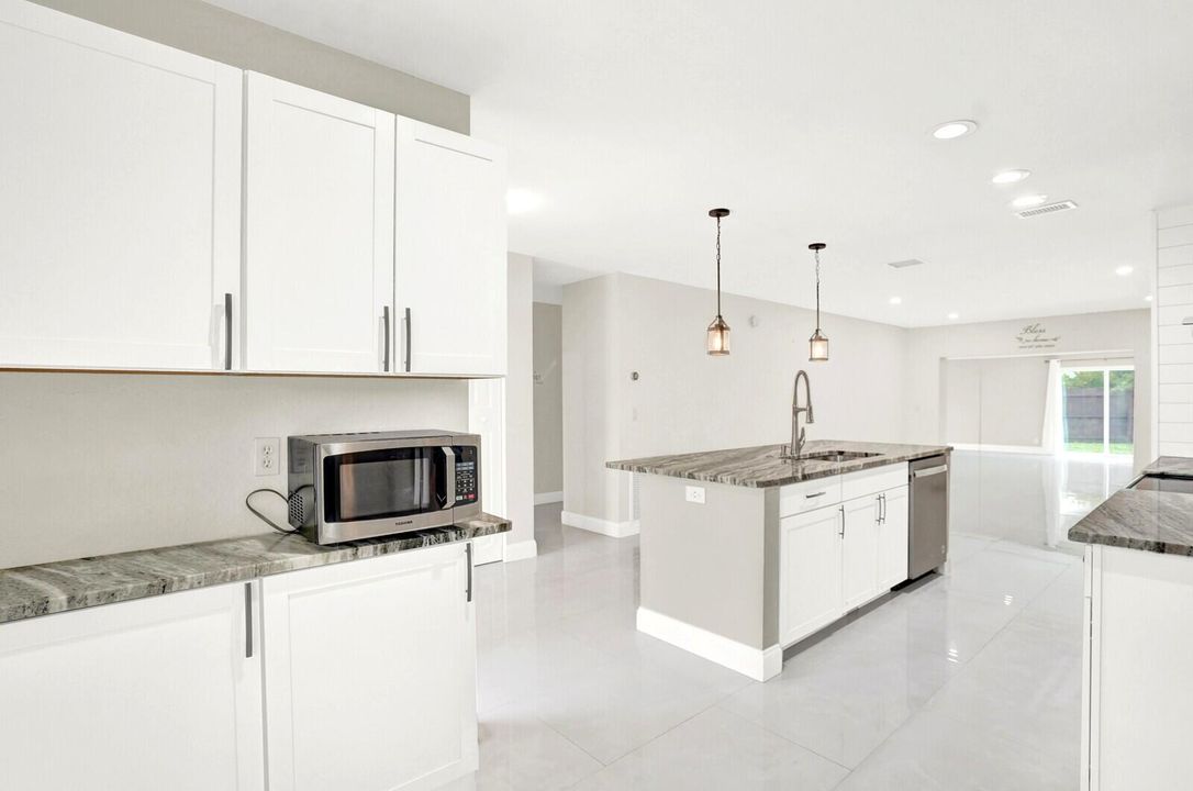 For Sale: $530,000 (4 beds, 3 baths, 1922 Square Feet)