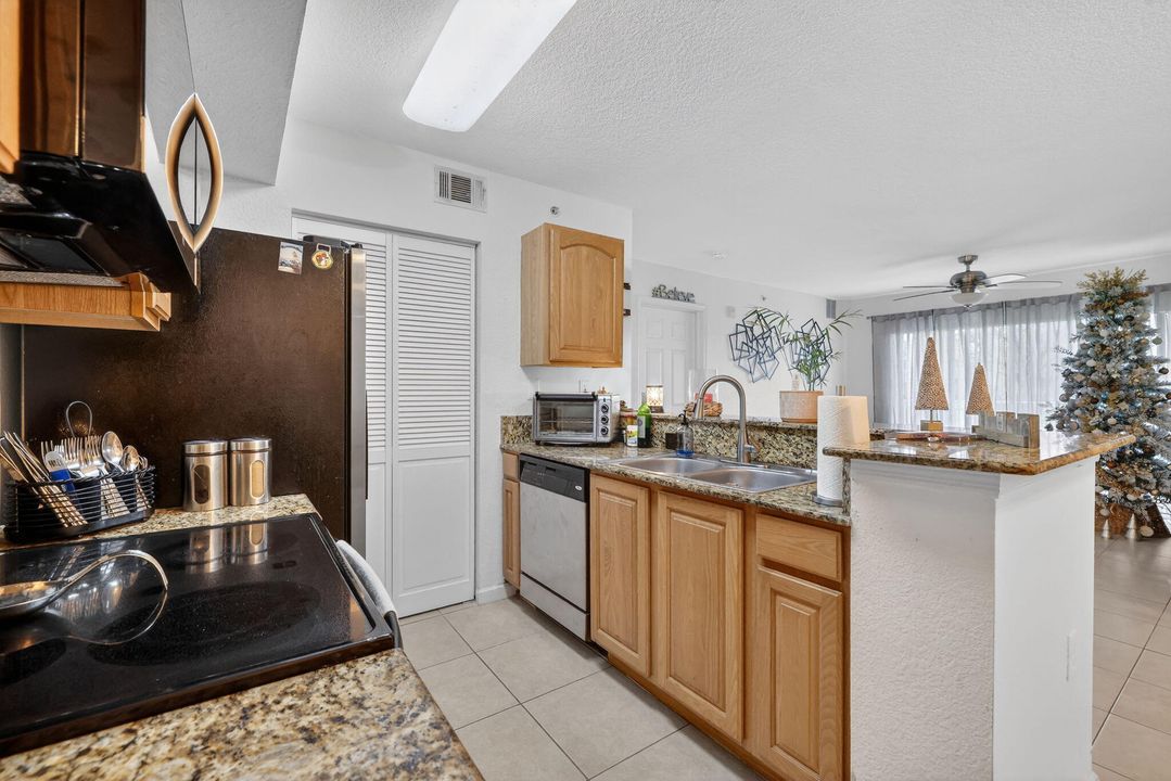 For Sale: $195,000 (2 beds, 2 baths, 960 Square Feet)