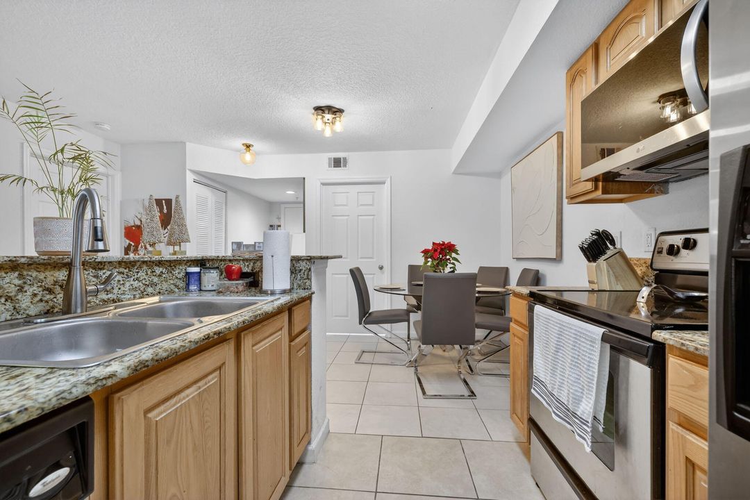 For Sale: $195,000 (2 beds, 2 baths, 960 Square Feet)