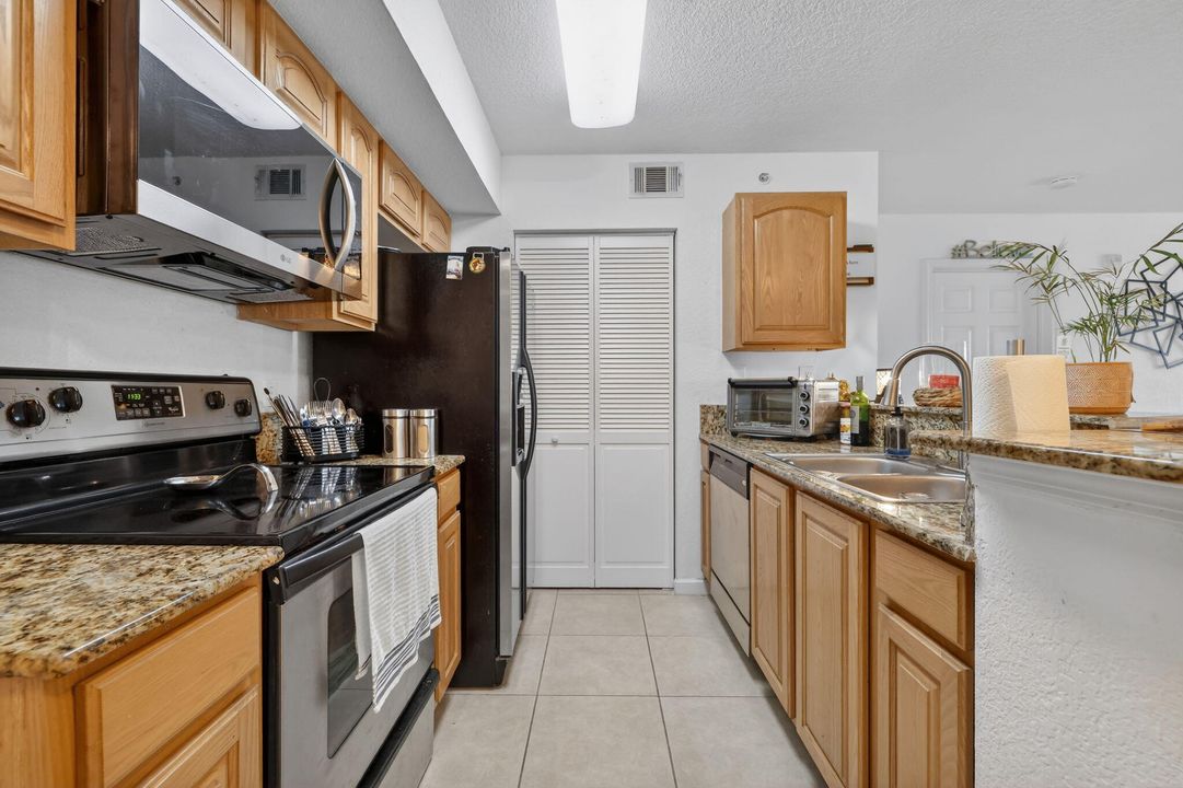 For Sale: $195,000 (2 beds, 2 baths, 960 Square Feet)