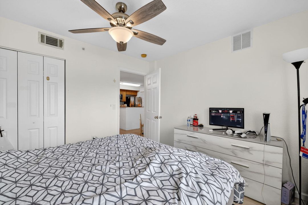 For Sale: $195,000 (2 beds, 2 baths, 960 Square Feet)