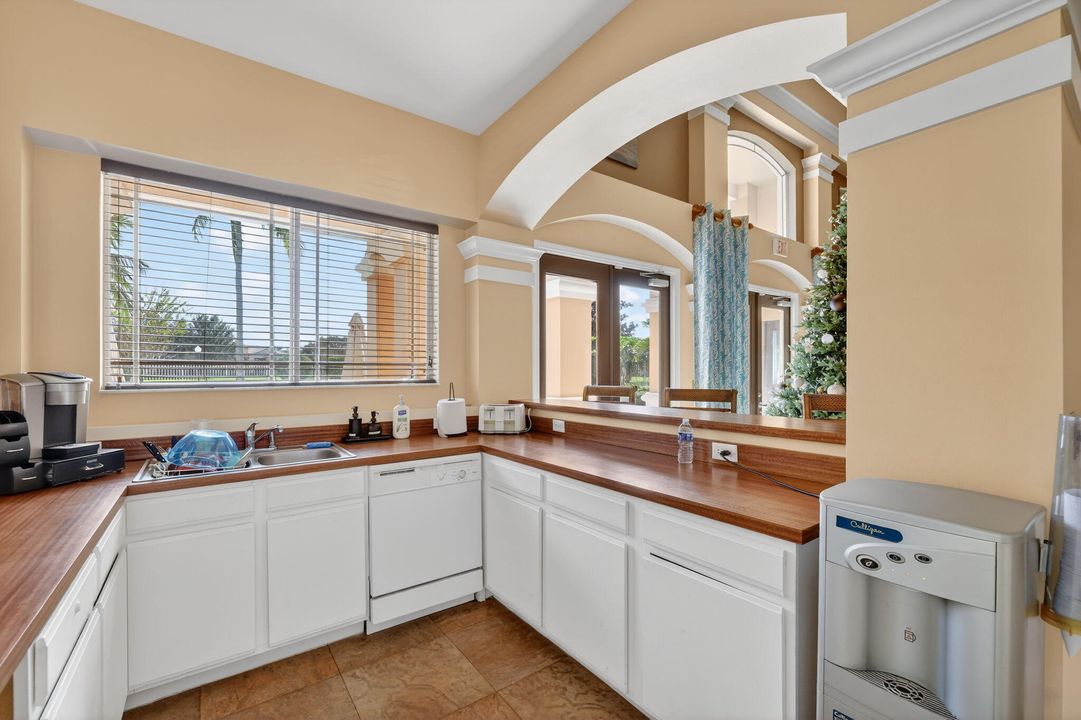 For Sale: $195,000 (2 beds, 2 baths, 960 Square Feet)