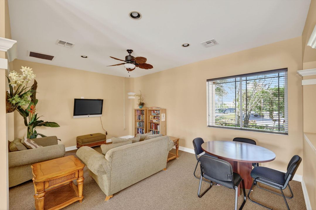 For Sale: $195,000 (2 beds, 2 baths, 960 Square Feet)