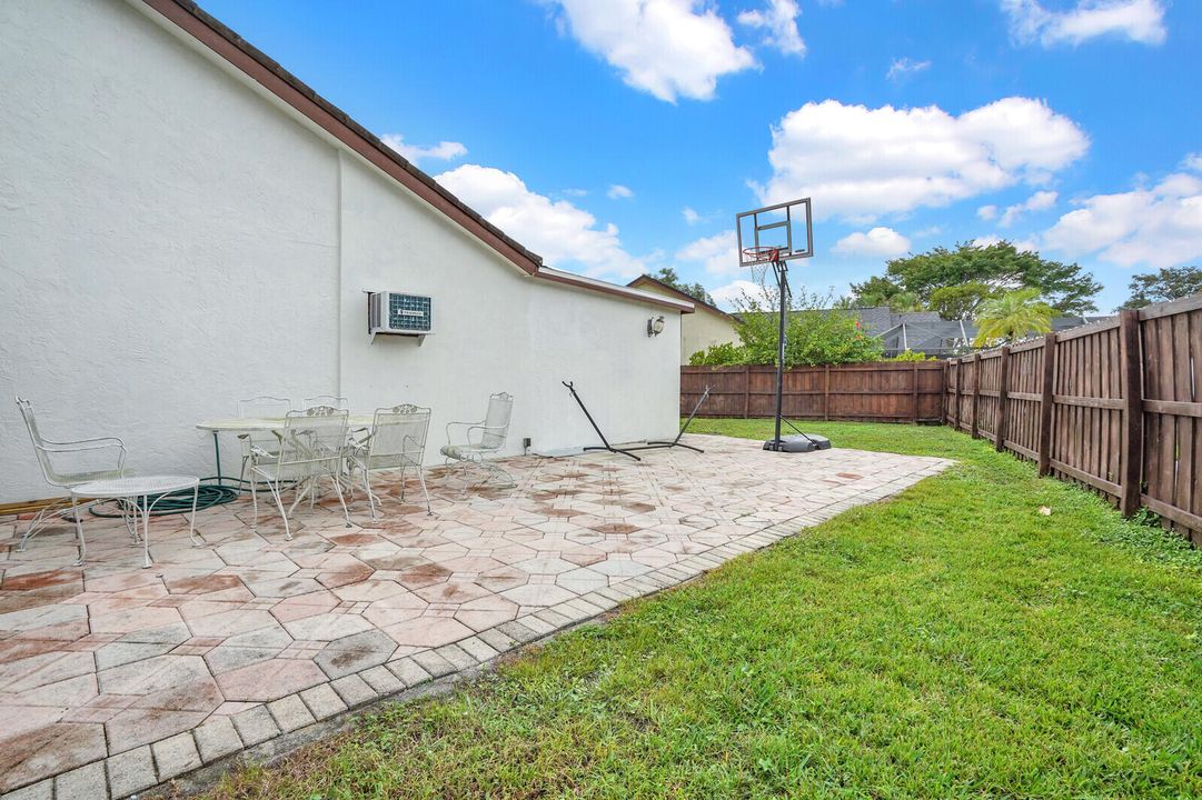 For Sale: $530,000 (4 beds, 3 baths, 1922 Square Feet)