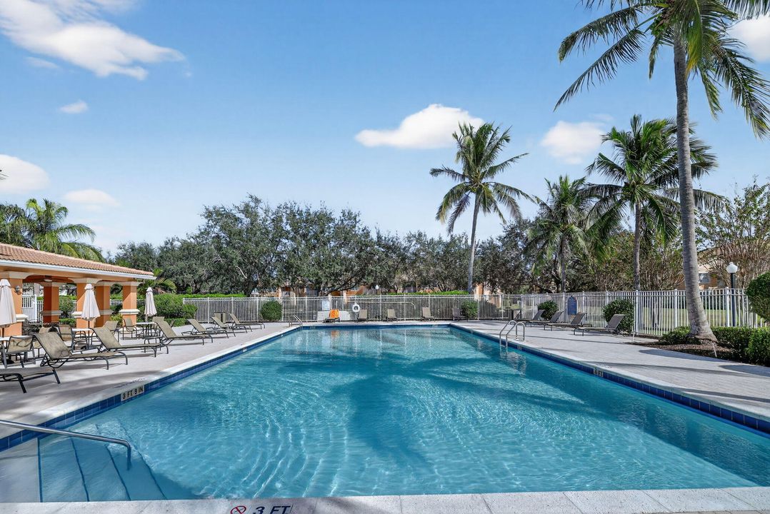 For Sale: $195,000 (2 beds, 2 baths, 960 Square Feet)