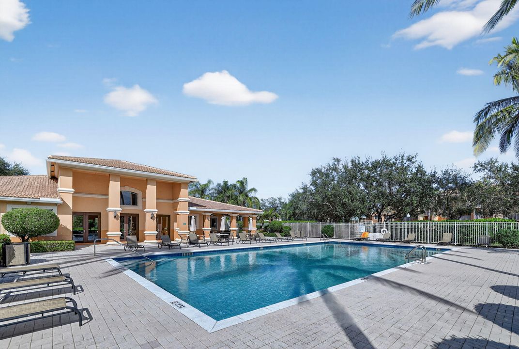 For Sale: $195,000 (2 beds, 2 baths, 960 Square Feet)