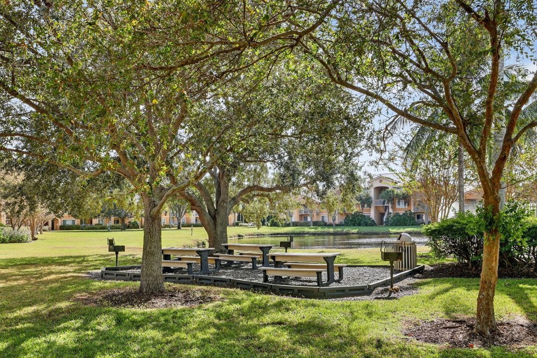 For Sale: $195,000 (2 beds, 2 baths, 960 Square Feet)