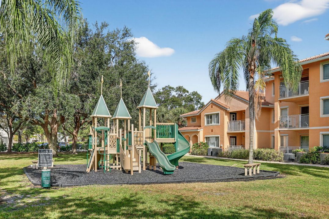 For Sale: $195,000 (2 beds, 2 baths, 960 Square Feet)