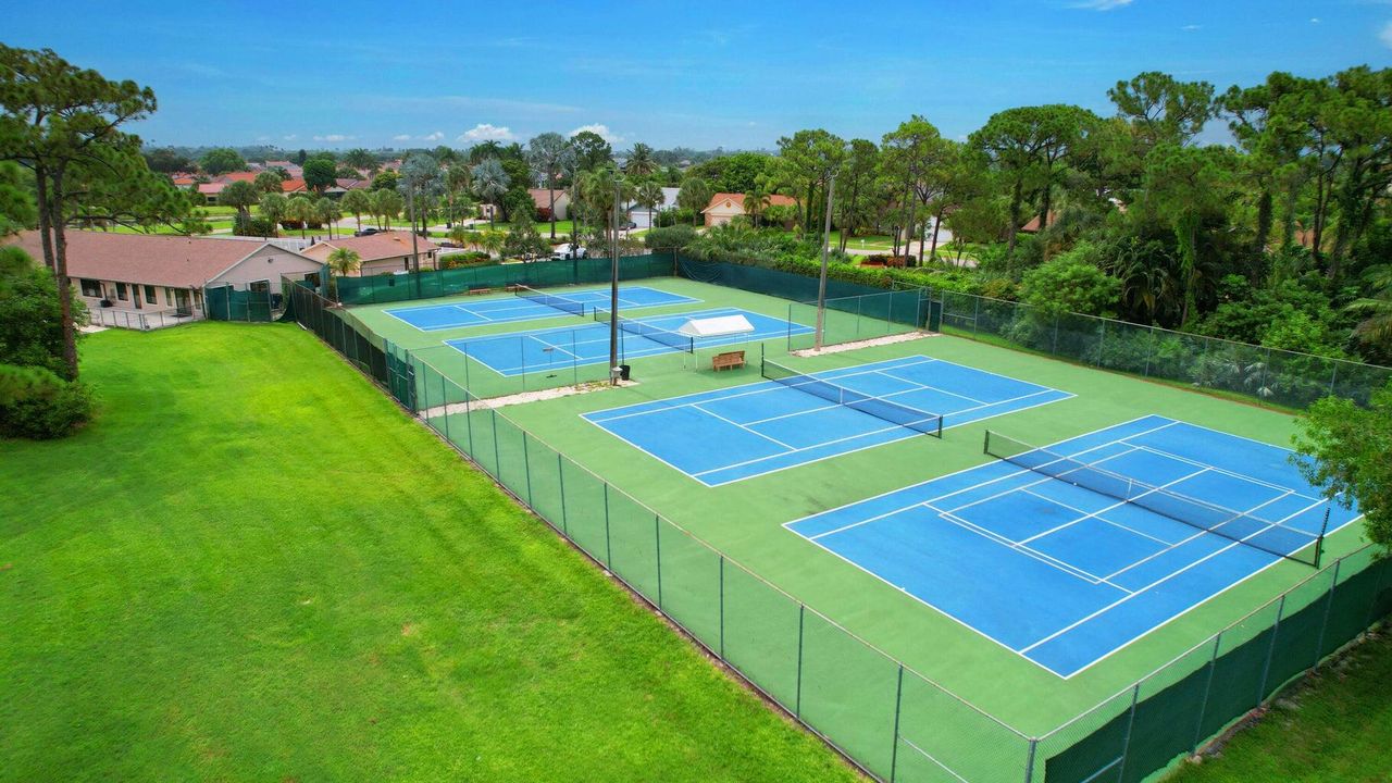 For Sale: $530,000 (4 beds, 3 baths, 1922 Square Feet)