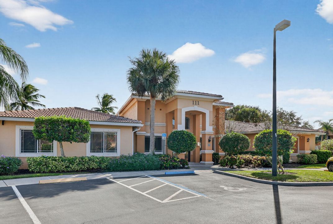 For Sale: $195,000 (2 beds, 2 baths, 960 Square Feet)