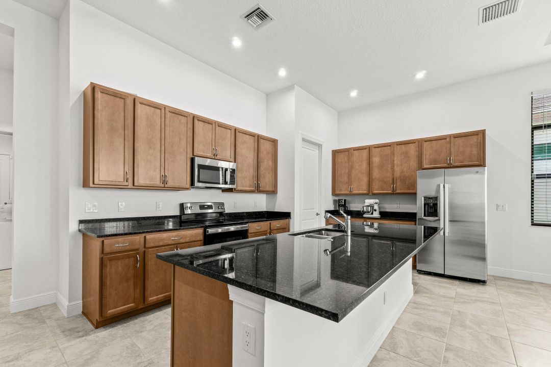 На продажу: $575,000 (3 спален, 3 ванн, 2197 Квадратных фут)