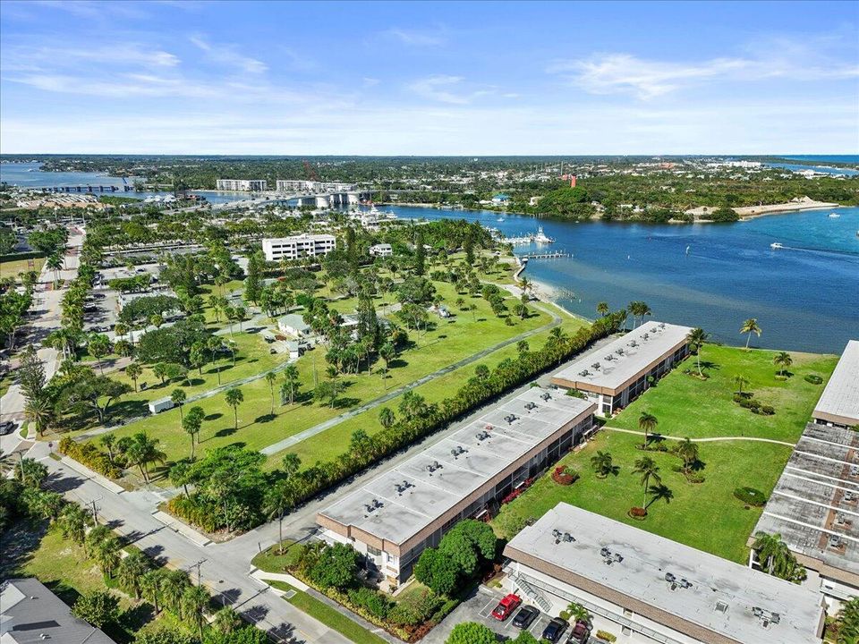 For Sale: $515,000 (2 beds, 2 baths, 1063 Square Feet)