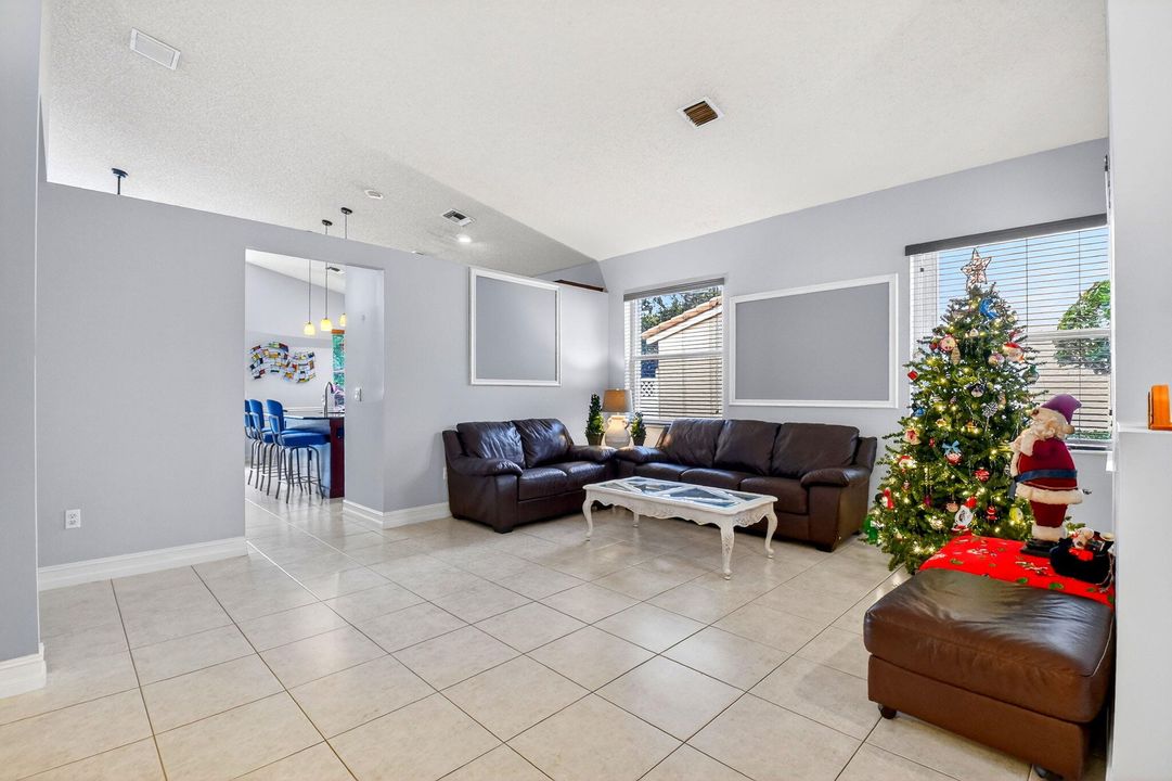 For Sale: $565,000 (3 beds, 2 baths, 1861 Square Feet)