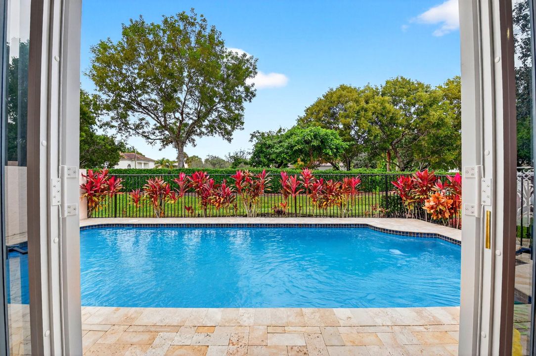 For Sale: $565,000 (3 beds, 2 baths, 1861 Square Feet)