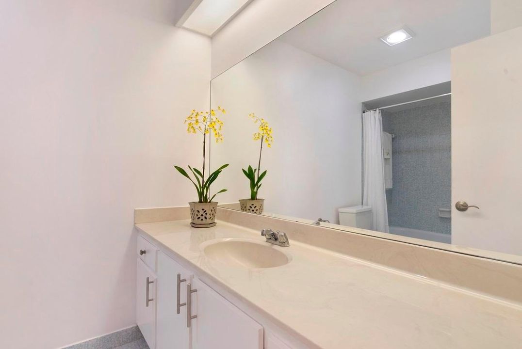 For Rent: $2,850 (2 beds, 2 baths, 1232 Square Feet)