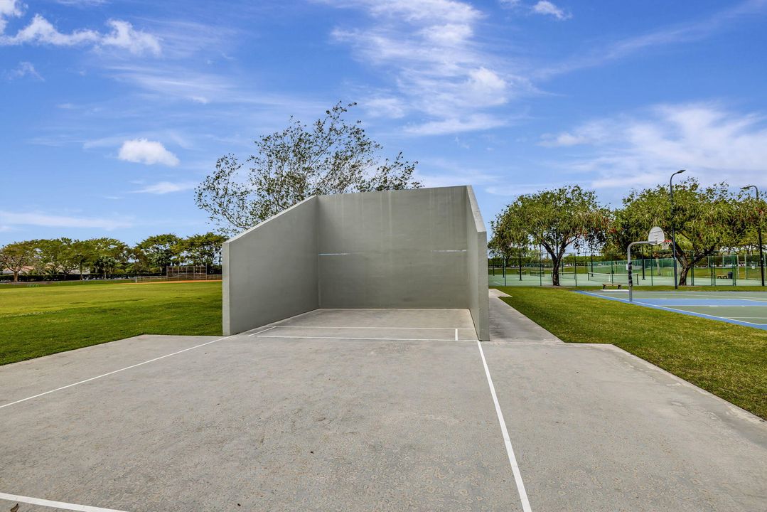 For Sale: $565,000 (3 beds, 2 baths, 1861 Square Feet)