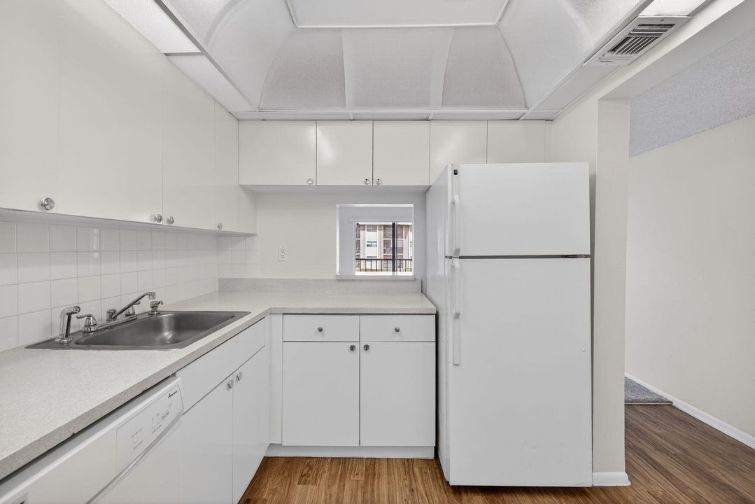 For Sale: $139,000 (1 beds, 1 baths, 750 Square Feet)