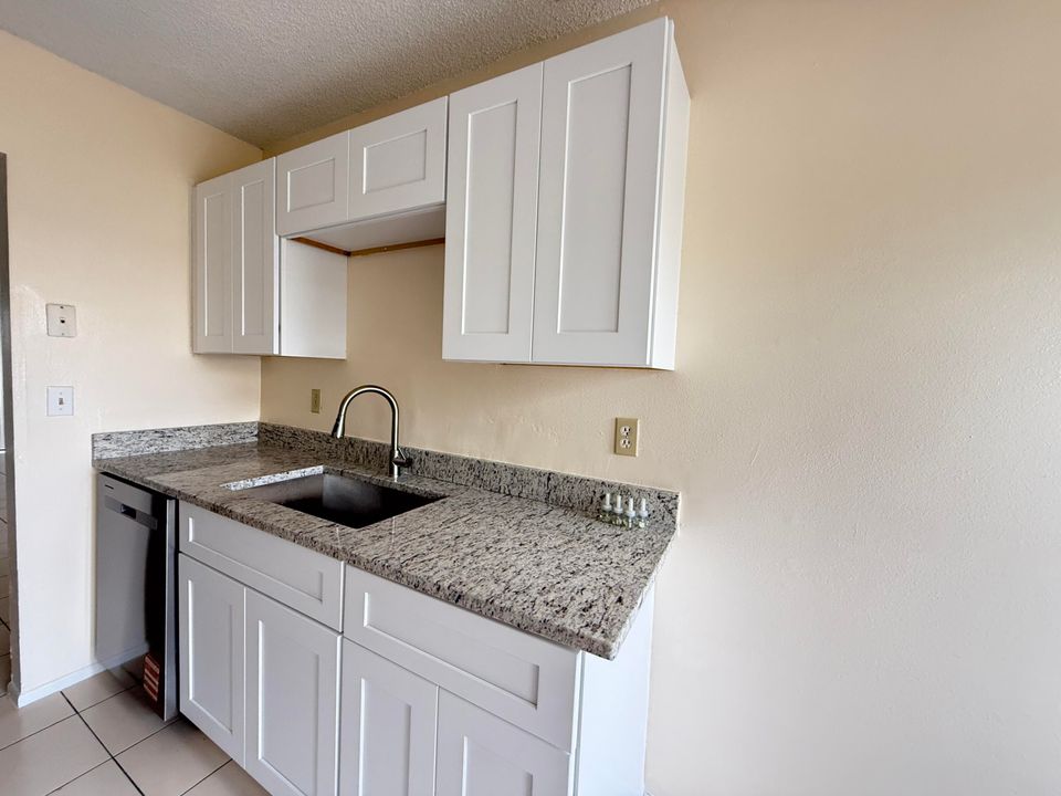 На продажу: $215,000 (2 спален, 1 ванн, 908 Квадратных фут)